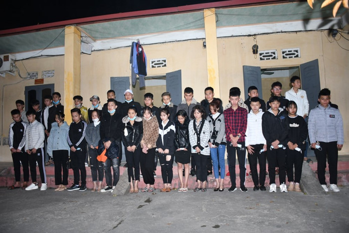 Các đối tượng vượt chốt kiểm dịch COVID-19 bị cơ quan chức năng đưa về trụ sở. Ảnh: VOV