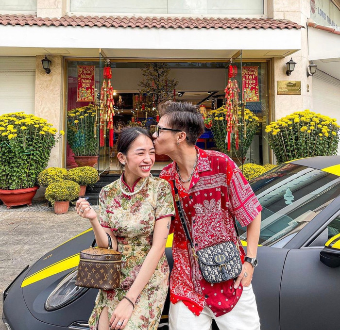 Không chỉ siêu xe, cô nàng còn khoe cả túi hiệu