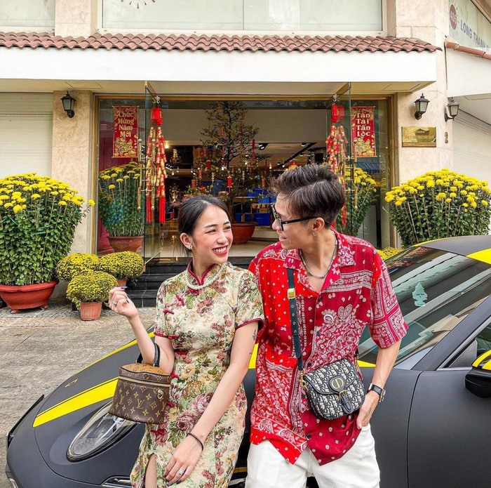 Loạt ảnh tình tứ bên siêu xe