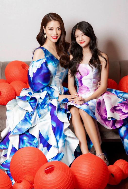 Mỗi lần chụp ảnh với mẹ, nhan sắc của con gái Trương Ngọc Ánh luôn khiến dân tình không khỏi dành lời khen ngợi.