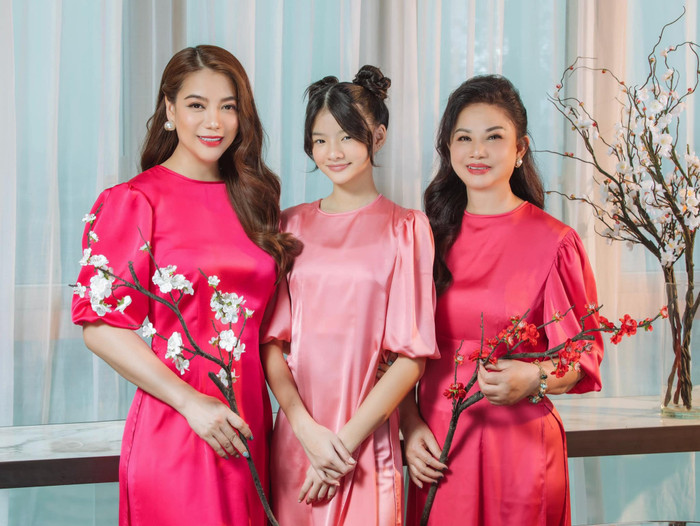 Trương Ngọc Ánh khoe ảnh cùng mẹ ruột và con gái diện áo dài rực rỡ trong ngày đầu năm