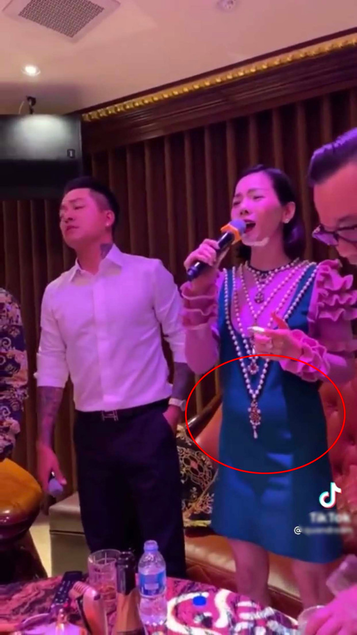 Có thể thấy, do chất liệu vải thô cứng thiếu độ co giãn nên đã vô tình làm vòng eo nữ ca sĩ trở nên to hơn bình thường.