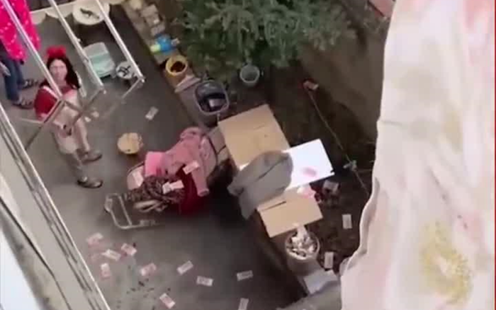 Phơi chăn bông, người vợ phát hiện 'quỹ đen' của chồng, cơn mưa tiền bay lả tả Ảnh 2