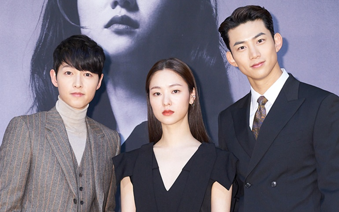 'Tình mới' không dám skinship với Song Joong Ki, rạng rỡ khoác tay Ok Taecyeon tại họp báo 'Vincenzo' Ảnh 2