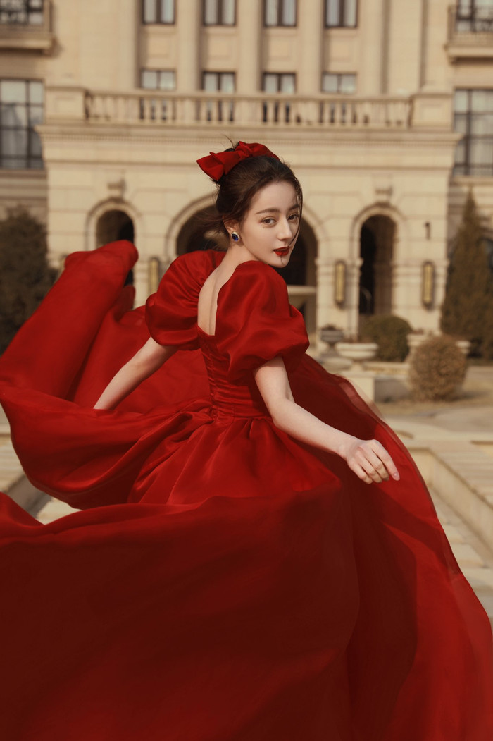 Địch Lệ Nhiệt Ba không muốn quay lại tuổi 18 Ảnh 7