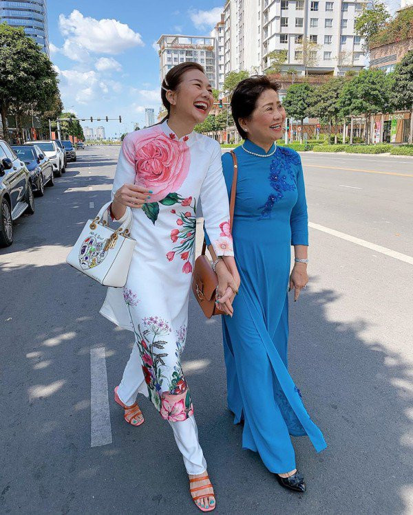 Các nàng cũng có thể tham khảo cách diện áo dài của Siêu mẫu Thanh Hằng và mẹ. Mỗi người một kiểu áo dài nhưng lại đồng điệu vô cùng. 