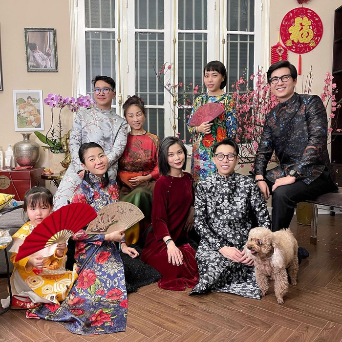 Stylist Hoàng Ku cùng gia đình có thể nói là một trong những nghệ sĩ đầu tư nhất trong khoản ăn diện ngày đầu xuân.