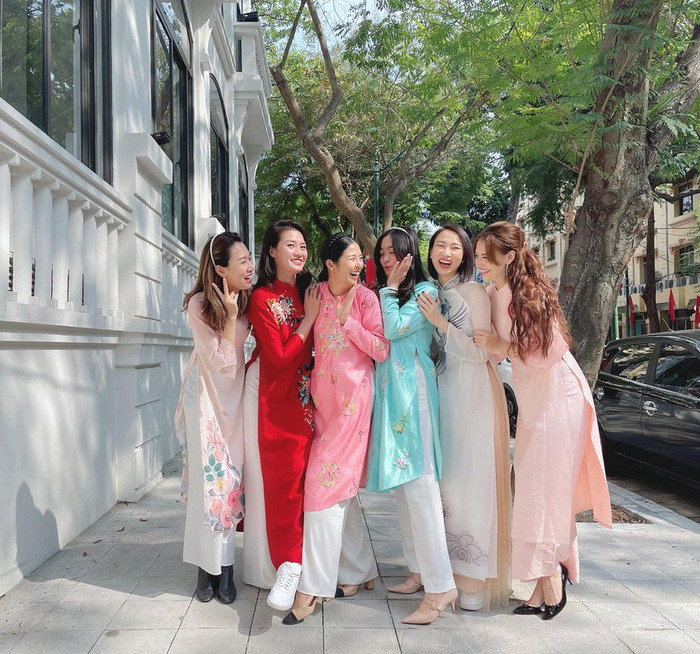 Hoa hậu Ngọc Hân cùng hội bạn lại ưu ái các tà áo dài cách tân mang tông pastel, mỗi người một màu nhưng vô cùng hài hòa khi đứng cạnh nhau.