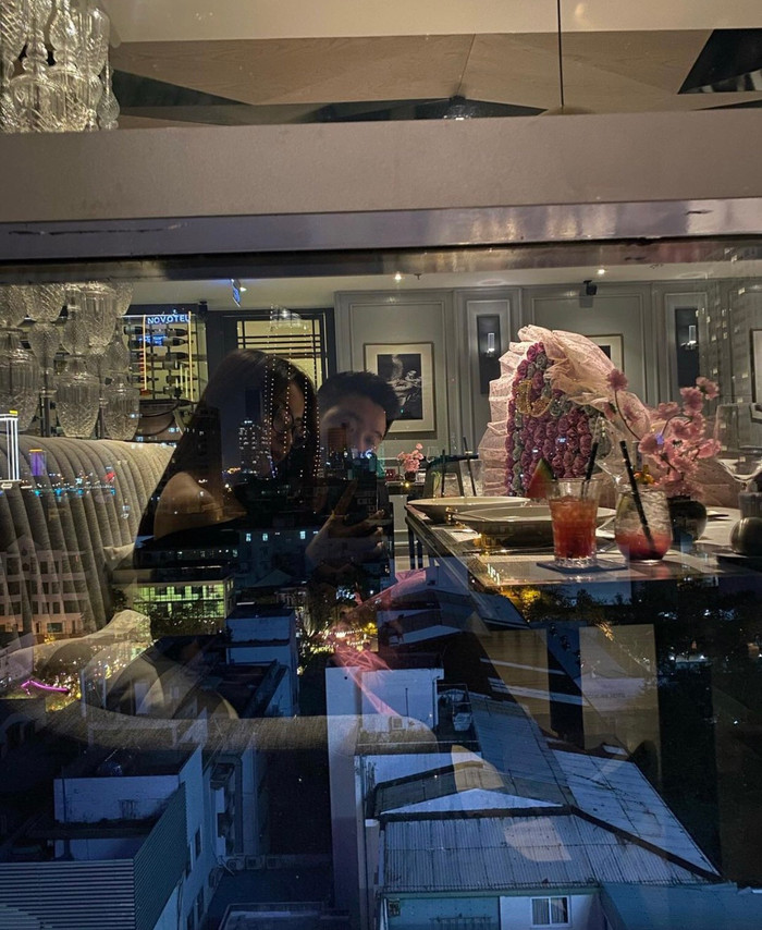 Dù đã đăng ảnh chính diện nhưng cô nàng vẫn khéo léo che mặt bạn trai