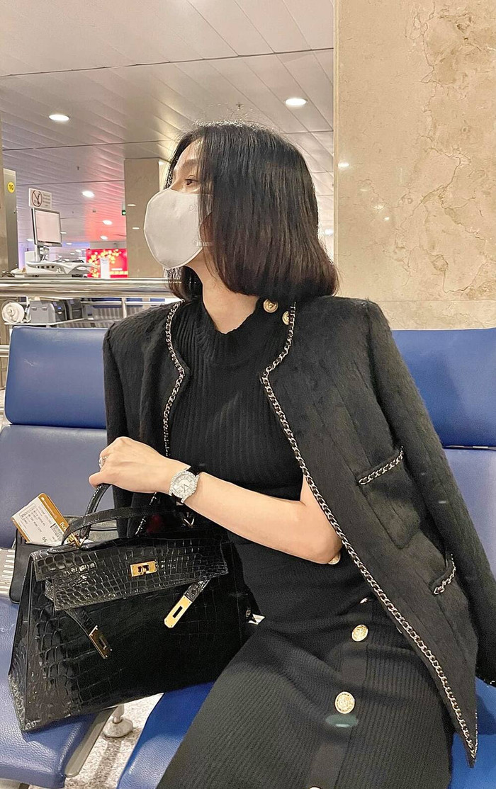 Trên trang cá nhân, Lệ Quyên đã thu hút sự chú ý của mọi người khi đăng tải dòng trạng thái dài cho biết năm nay cô sẽ về Hà Nội đón Tết cùng mẹ ruột