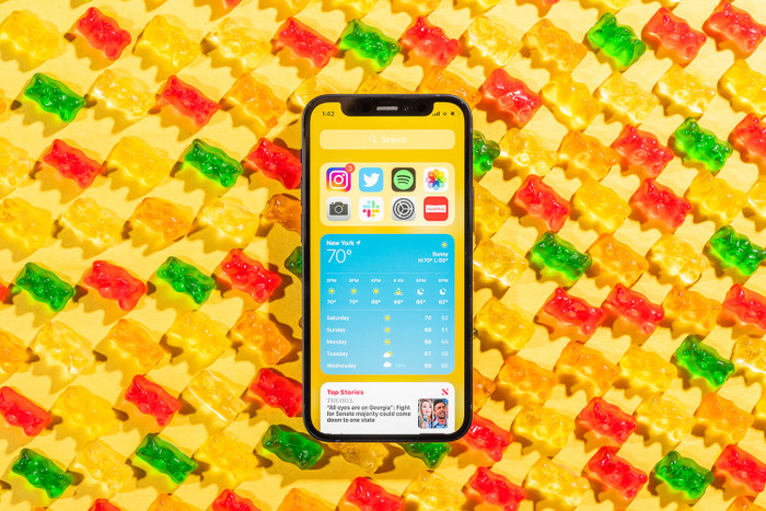 iPhone 12 mini là mẫu điện thoại có giá thấp nhất và màn hình nhỏ nhất trong series iPhone 12. Ảnh: Mashable