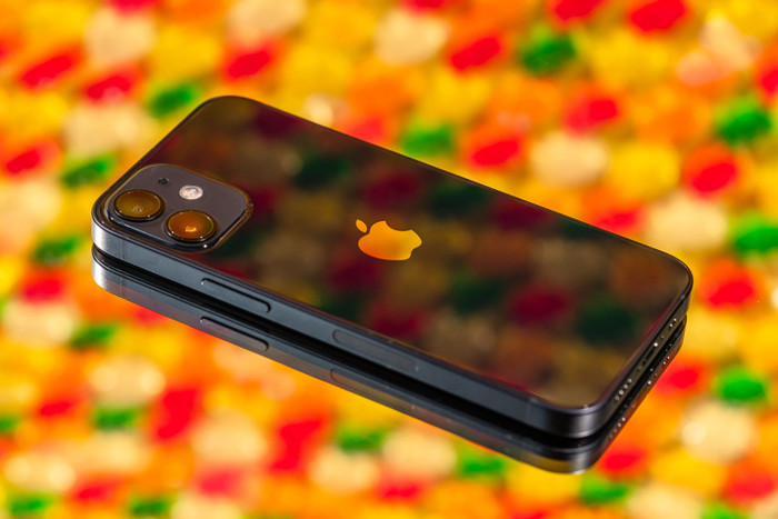 Mặc dù iPhone 12 mini có doanh số ì ạch, Apple vẫn sẽ ra mắt chiếc iPhone 13 mini. Ảnh: Mashable