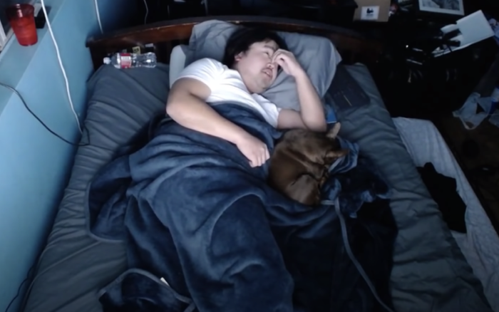 Kiếm 16.000 USD trong một đêm chỉ bằng việc livestream đi ngủ Ảnh 2