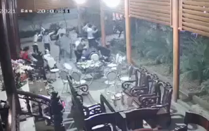 Đang chúc Tết, người đàn ông bị nhóm côn đồ khoảng 20 người cầm dao xông vào chém loạn xạ Ảnh 2