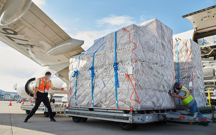 Apple thuê hơn 200 máy bay riêng chỉ để giao iPhone cho khách Ảnh 2