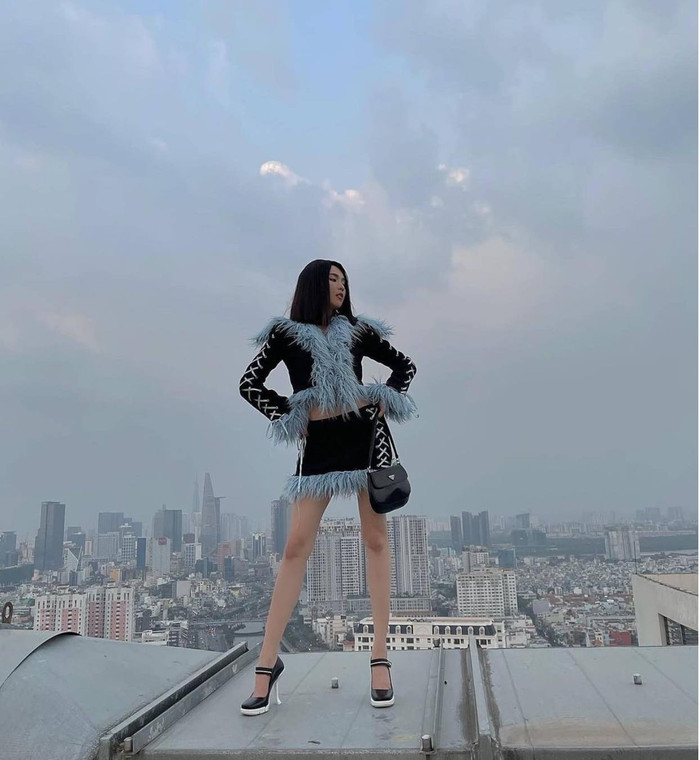 Ngọc Trinh chọn bối cảnh sân thượng để chụp hình set đồ xịn sò của mình. Chân dài không hề 'sợ' độ cao mà tụ tin pose dáng trước ống kính