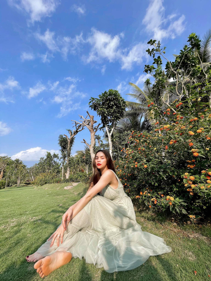 Hồ Ngọc Hà bị soi chỉnh ảnh quá đà, khiến đôi bàn chân to bất thường, còn phần cánh tay như 'dài cả mét'