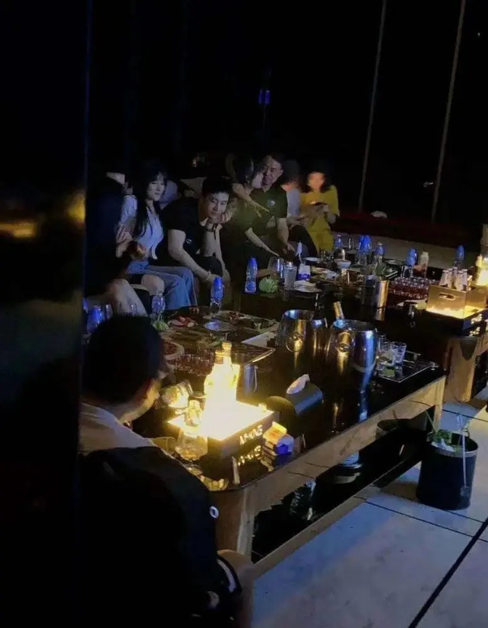 Mới đầu năm đầu tháng, Huỳnh Hiểu Minh công khai đến hộp đêm để tìm niềm vui? Ảnh 4