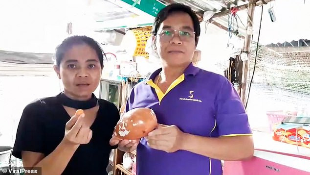 Đang ăn ốc luộc, người đàn ông sững sờ khi phát hiện 'kho báu' tiền tỷ bên trong Ảnh 4