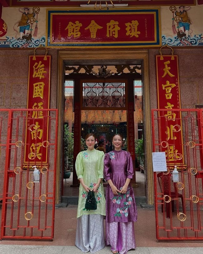 Giống với chị mình, Yến Nhi cũng chọn tà áo dài cách tân có tông màu sáng, cả hai vô cùng rạng rỡ khi đi lễ chùa đầu năm. 