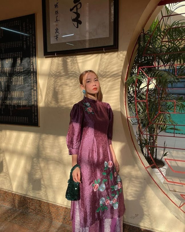 Yến Trang đẹp nhẹ nhàng, tao nhã trong tà áo dài tím kiêu kỳ. 