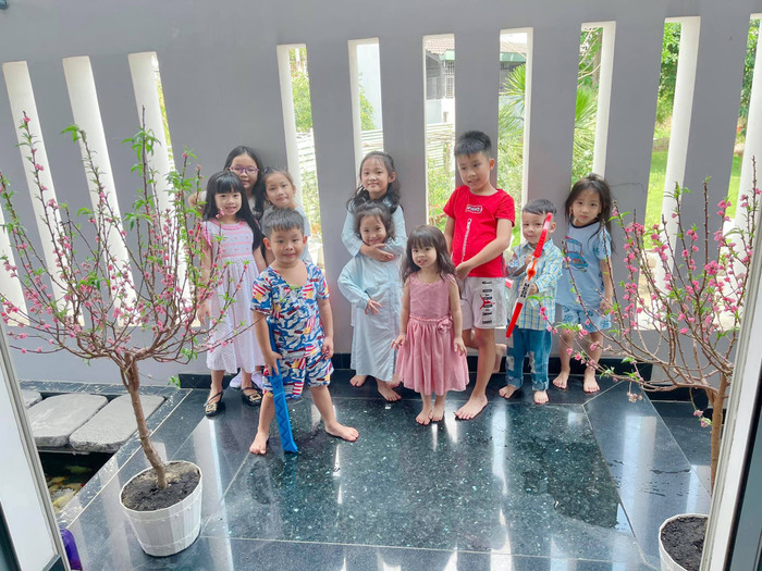 Bé Lavie đã có khoảng thời gian chơi đùa vui vẻ bên các nhóc tì nhà nàng Ốc