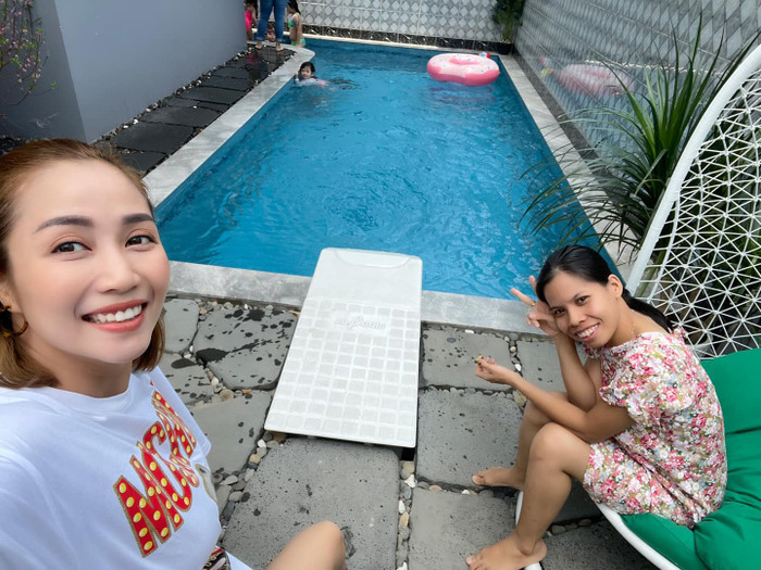 Trong khi các nhóc tì chơi đùa vui vẻ ở dưới hồ thì Ốc Thanh Vân và bảo mẫu của bé Lavie ở phía trên bờ trông chừng 