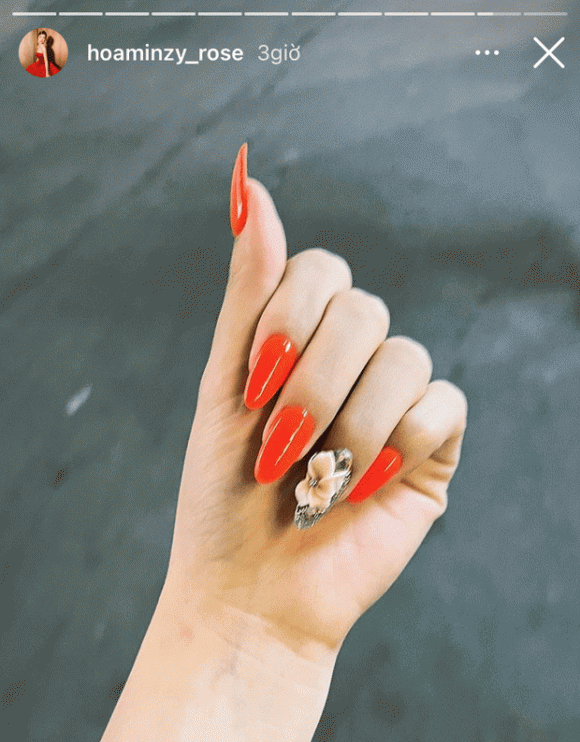 Hoà Minzy đầu tư cho mình bộ móng tay cắt tiả chỉn chu, dán móng giả và sơn vẽ cầu kỳ. 