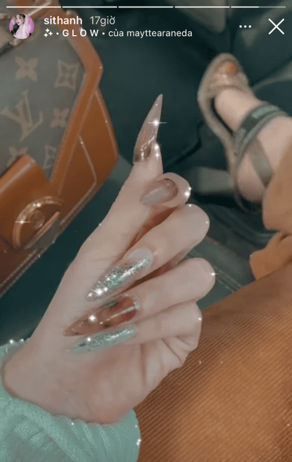 Sĩ Thanh chắc hẳn không cần làm công việc nhà trong những ngày Xuân nên mới chọn cho mình bộ móng sơn gel cầu kỳ đến thế. 