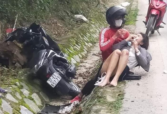 Nạn nhân bị ngã bên đường