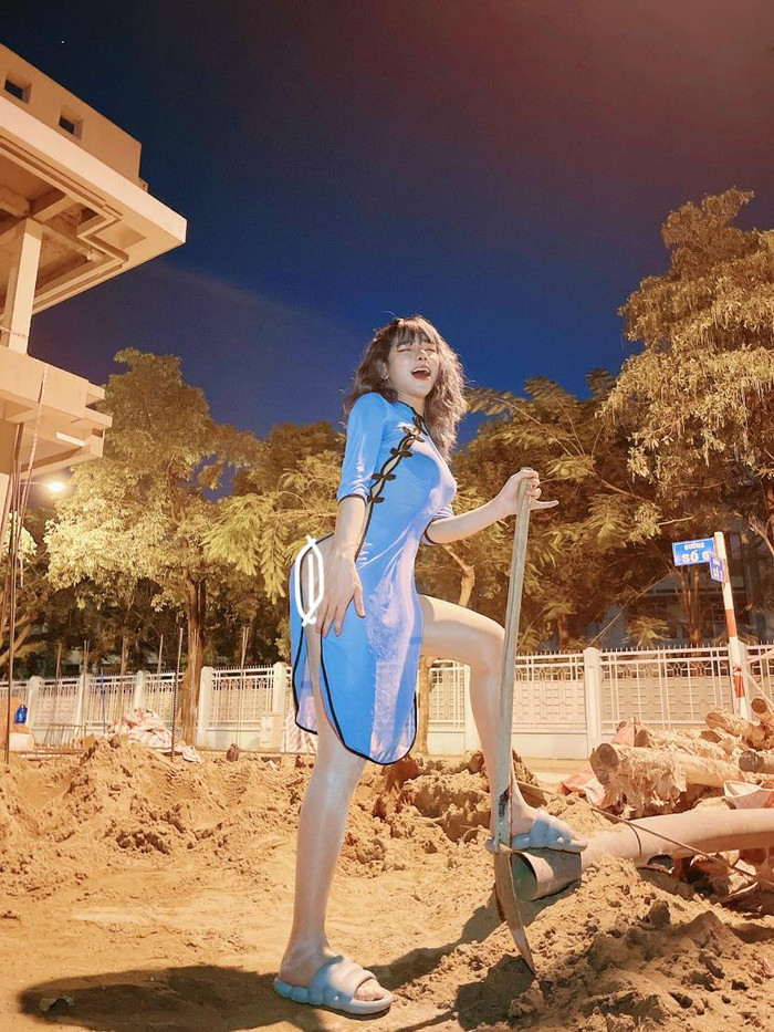 Tạo dáng kỳ lạ của Trần Đức Bo khiến dân mạng ''hết hồn' (Ảnh chụp từ Facebook nhân vật)