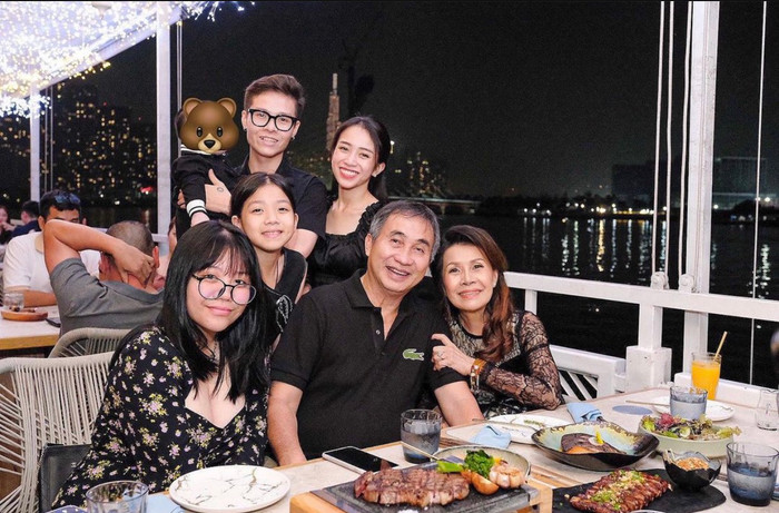 Hai ông bà thường xuyên đi ăn uống, đi du lịch cùng vợ chồng cháu gái Joyce Phạm