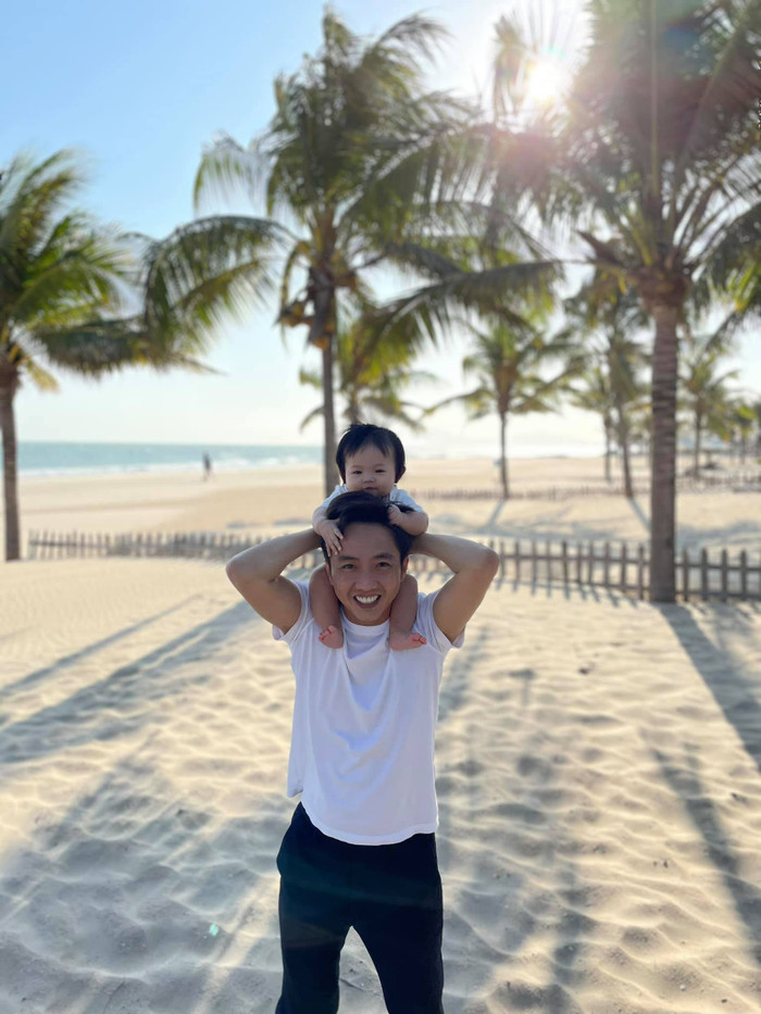 Cường Đô La khoe hình ảnh đáng yêu bên con gái Suchin khi được đưa đi biển đầu năm mới
