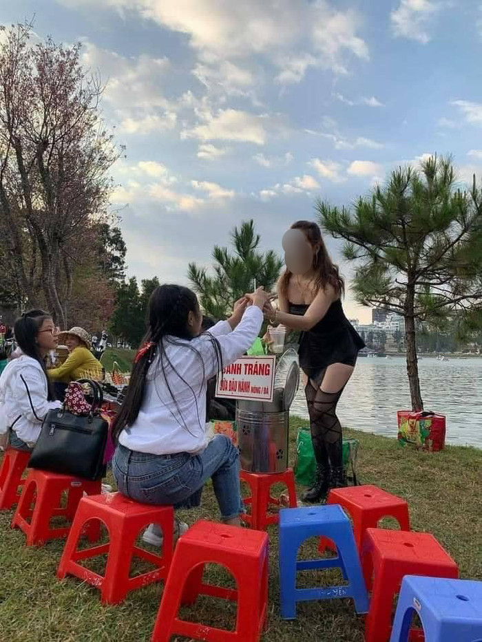 Xôn xao hình ảnh cô gái bán sữa đậu nành mặc trang phục 'mát mẻ' Ảnh 7