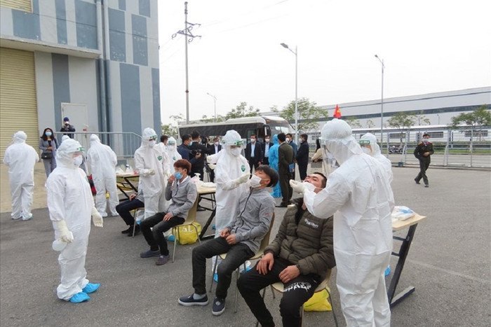 Các công nhân ở Hải Dương được lấy mẫu xét nghiệm. Ảnh minh họa