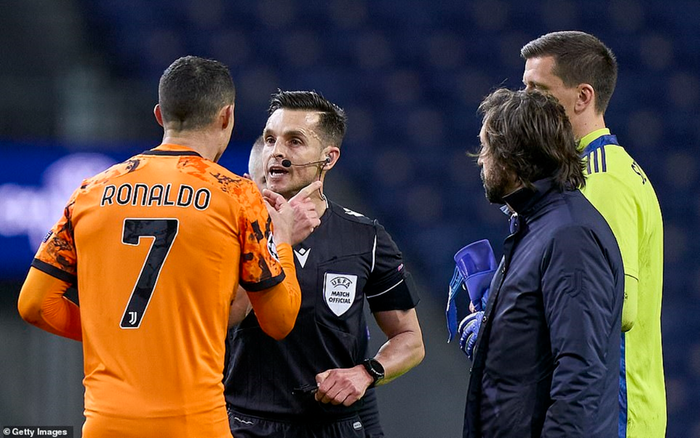 Ronaldo hét vào mặt trọng tài vì không cho Juventus hưởng phạt đền Ảnh 2