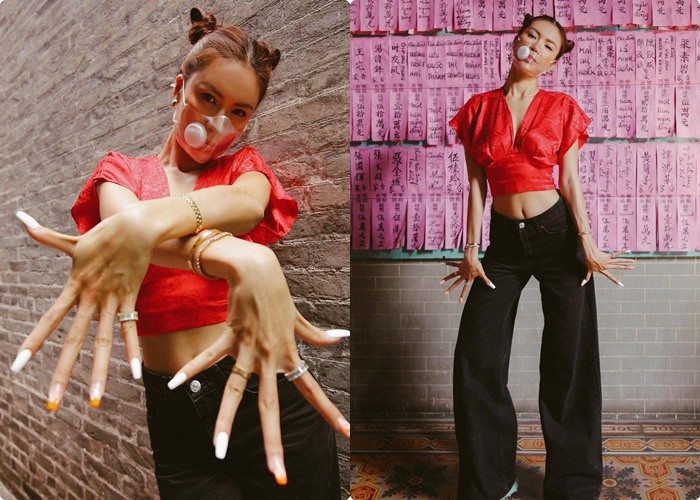 Cách tạo dáng cá tính, posing ấn tượng rất đẹp khi chụp ảnh thời trang, nhưng để đi chùa thì có chút chưa phù hợp. 