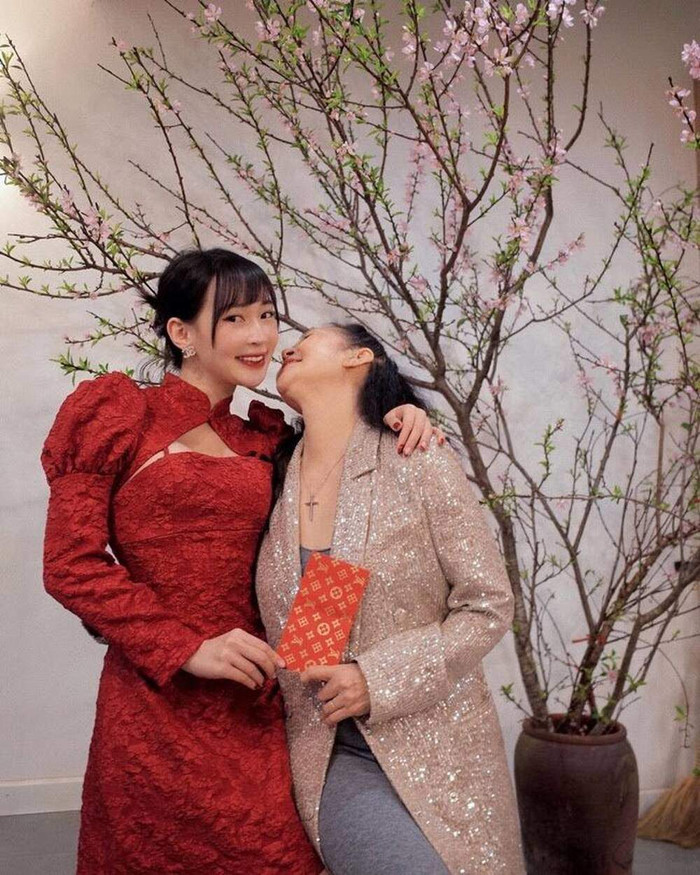 Nếu bộ cánh này Sun Ht chỉ dùng để chụp ảnh cùng bạn bè thì sẽ rất đẹp, hài hòa...