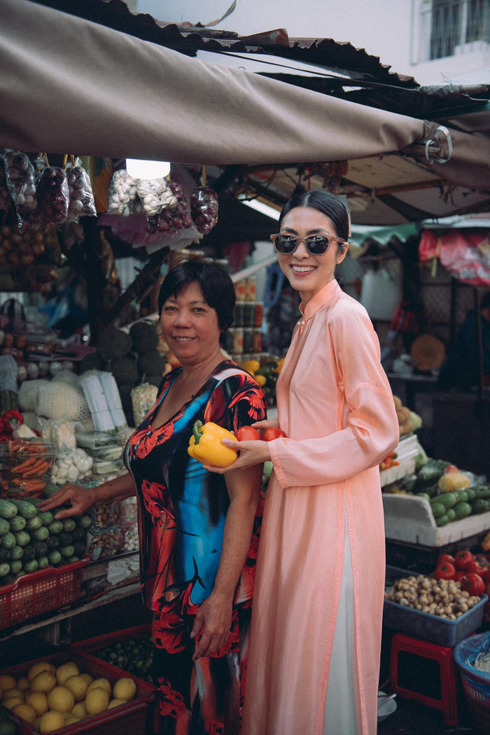 Vóc dáng thon thả của bà mẹ hai con trong thiết kế áo dài suông form rộng 