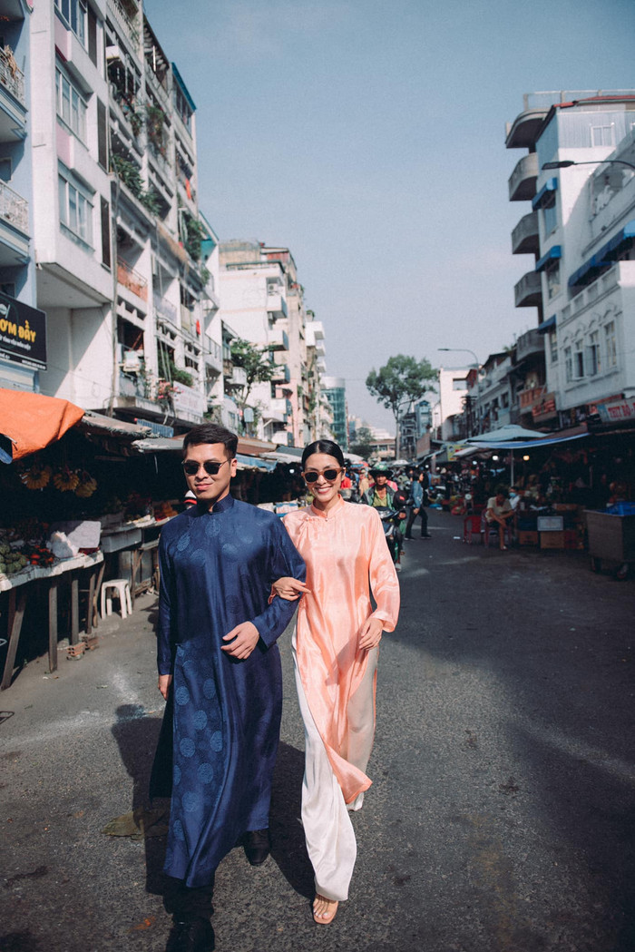 Vùa bước vào khu chợ cũ, Hà Tăng cùng bạn thân đã làm sáng bừng một góc chợ vì visual quá hoàn hảo của mình