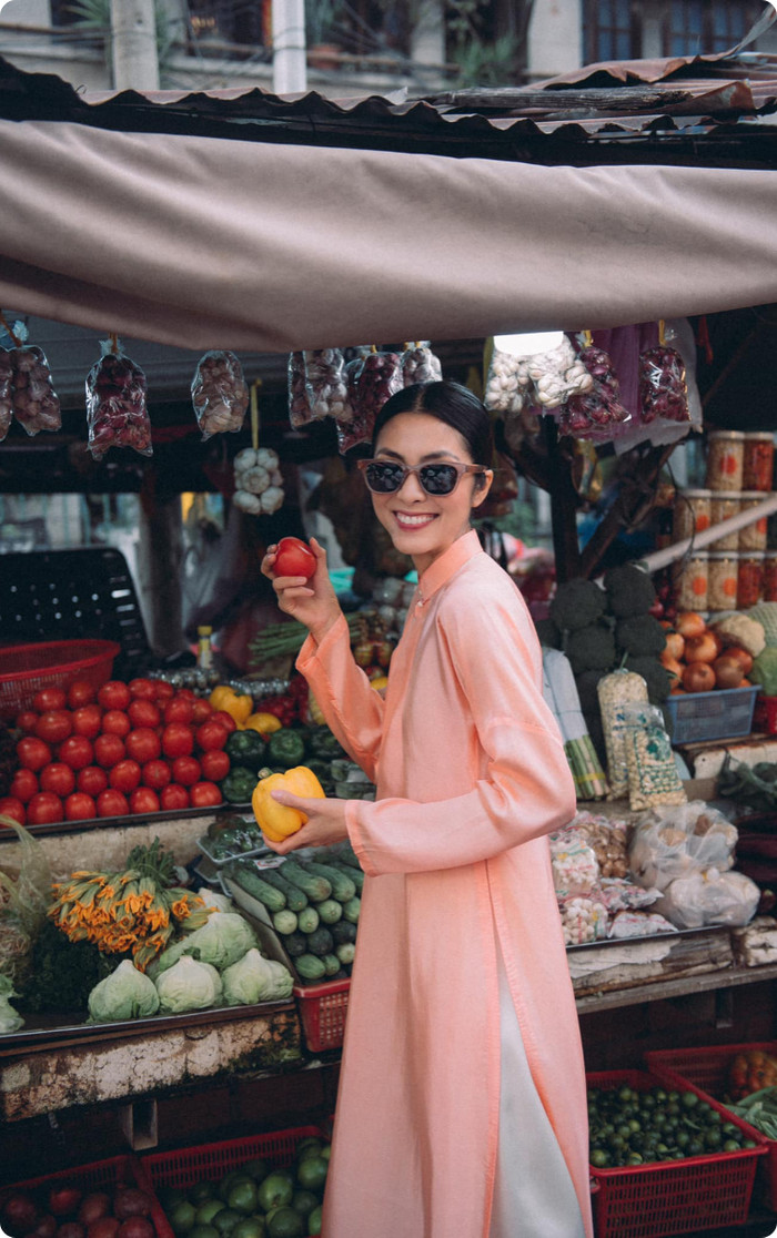 Mỹ nhân Vbiz kết hợp cùng kính mắt trẻ trung với bộ áo dài tao nhã của mình