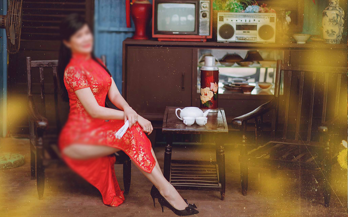 Người phụ nữ lớn tuổi bị chỉ trích vì chụp ảnh mừng xuân để lộ vòng 3 phản cảm Ảnh 2