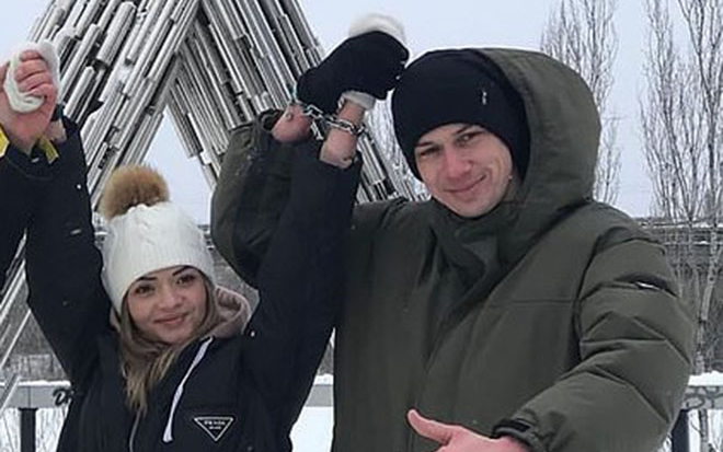 Cặp đôi thử 'lửa tình' bằng cách... xích nhau lại suốt 3 tháng Ảnh 2