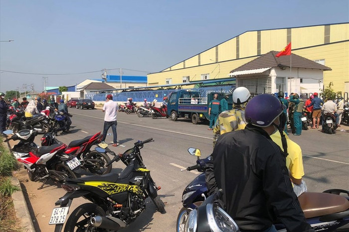 Hàng trăm công nhân đến nhà máy làm việc sau kỳ nghỉ Tết và bất ngờ hay tin công ty đã giải thể. Ảnh: Dương Bình/Lao Động