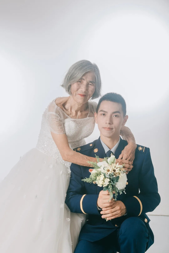 Cụ bà Đường Tài Anh chụp ảnh cưới bên cháu trai Trương Giai Cảng.