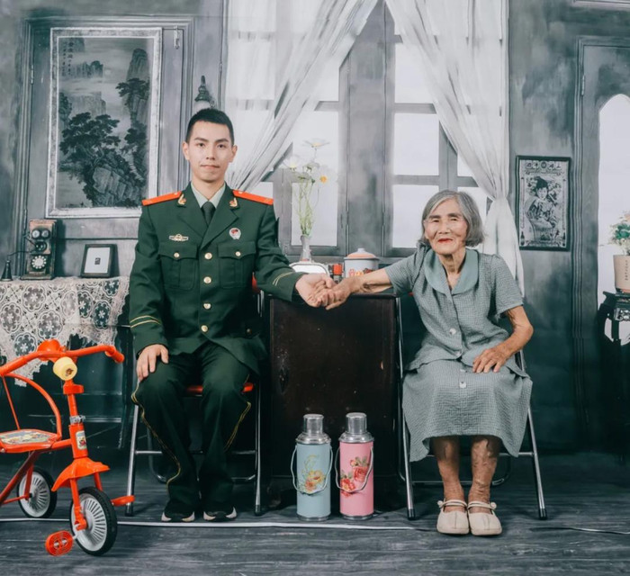 Cộng đồng mạng khâm phục cụ bà Đường Tài Anh và khen ngợi Trương Giai Cảng.