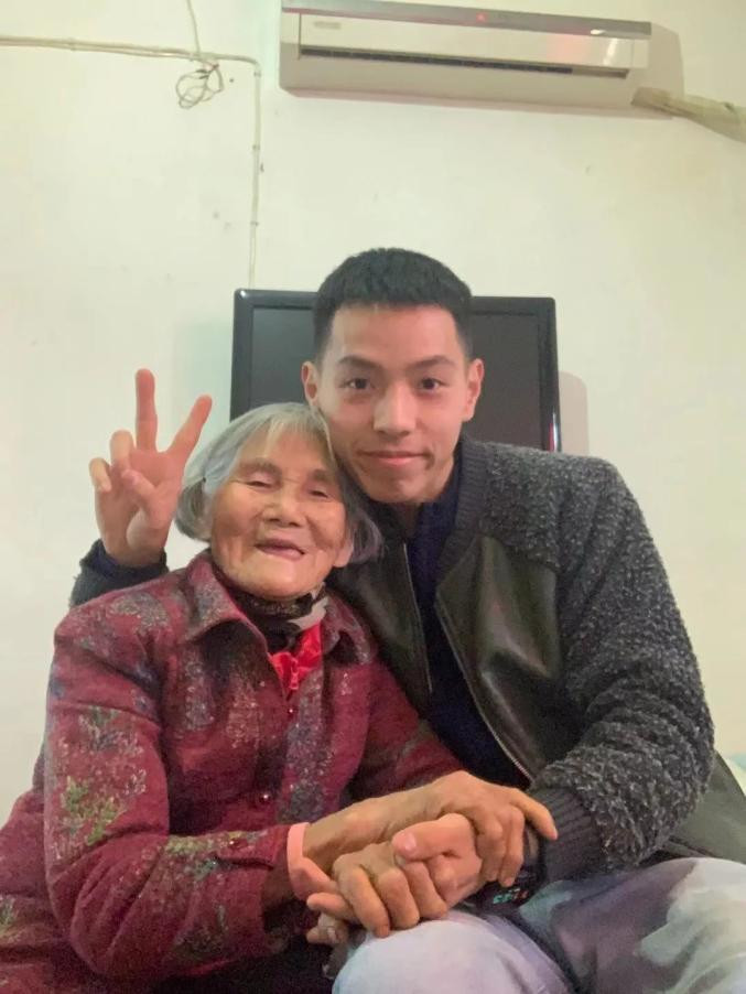 Trương Giai Cảng mong bà ngoại luôn luôn khỏe mạnh.