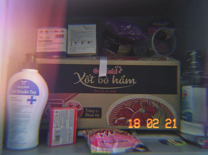 Một ít bánh kẹo, đồ dùng cá nhân, mì tôm được những người cách ly tại đây gửi tặng các bạn học sinh. Ảnh: Bùi Thúy Huyền/Group Cháo hành miễn phí