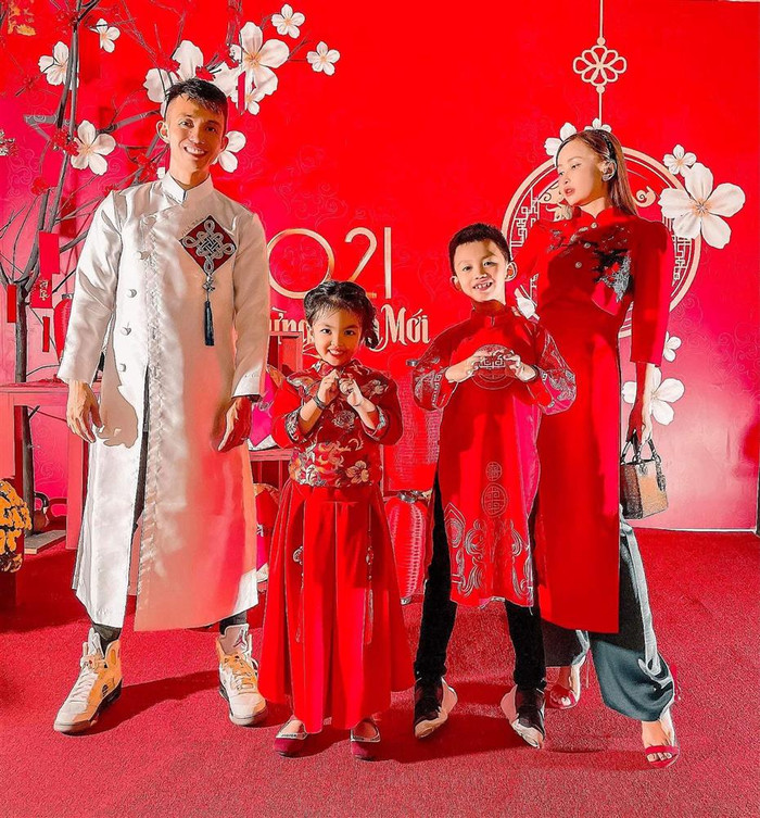 Minh Nhựa bên Mina Phạm và hai con