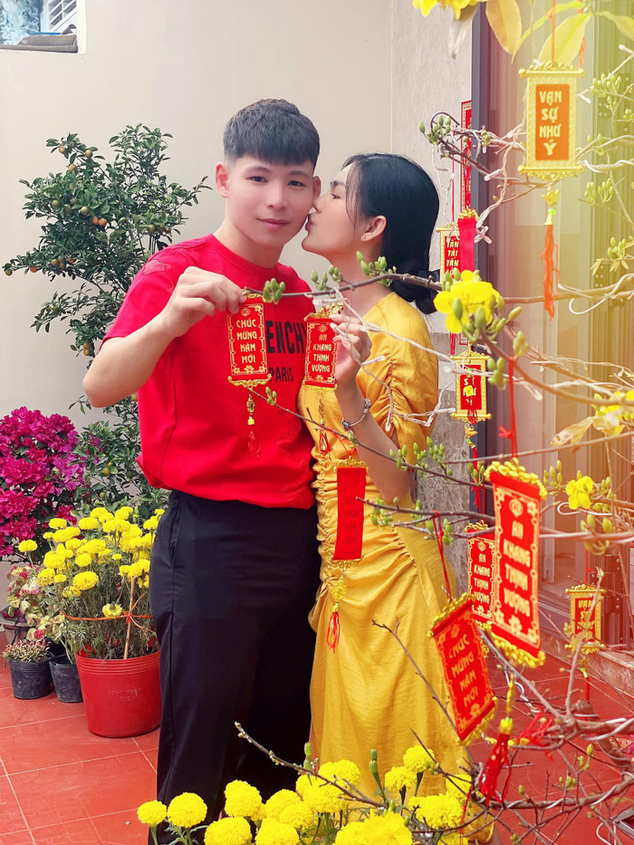 Ngọc Trinh dành nụ hôn ngọt ngào cho bạn trai. Ảnh: FB Quang Vinh